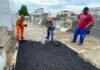 Secretaria de Obras asfalta rua no cemitério São José do Avaí
