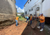 Prefeitura de Itaperuna realiza intensa limpeza de canaleta no bairro Niterói