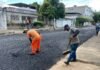 Prefeitura de Itaperuna asfalta mais uma via no bairro Cehab após retomar cronograma de asfaltamento