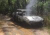 Carro que teria sido utilizado durante troca de tiros é incendiado em Itaperuna