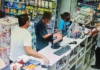 Câmeras de segurança flagram furto de celular em drogaria no Centro de Itaperuna