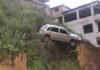 Condutor perde o controle da direção e veículo fica pendurado em Muriaé