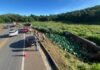 Segunda carreta tomba na BR-116 sentido Belvedere em menos de 12 horas. Três pessoas ficam feridas