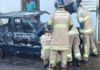 Carro fica destruído após pegar fogo em Itaperuna