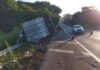 Carreta tomba na BR-116 em Leopoldina em motorista morre com o impacto
