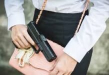 CDH do Senado aprova porte de arma para mulheres sob medida protetiva